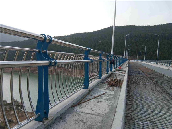 东莞不锈钢桥梁护栏的特点及其在桥梁安全中的重要作用