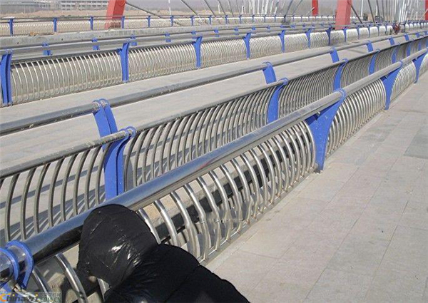 东莞不锈钢复合管护栏一种安全而耐用的防护解决方案