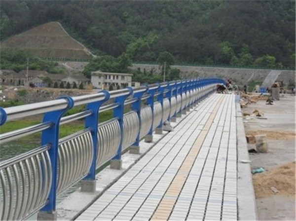 东莞不锈钢桥梁护栏的特性及其在现代建筑中的应用